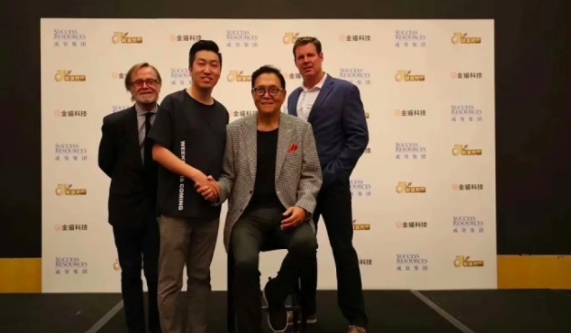 周文强与 Robert Kiyosaki 及活动嘉宾公开合照